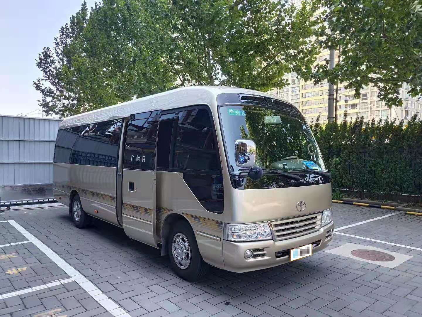 北京19座中巴车外观